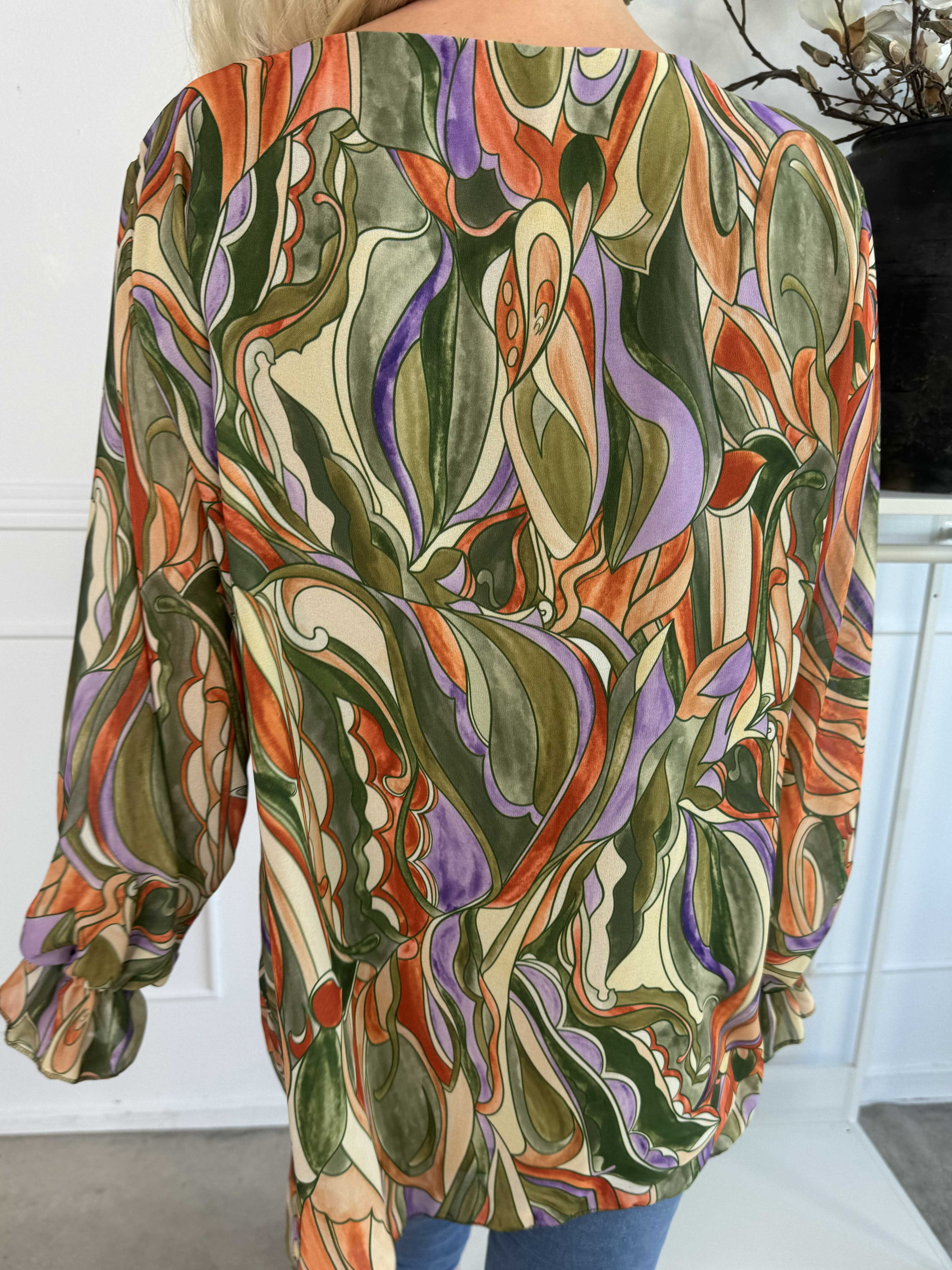 Lilia - Mönstrad plisserad blus